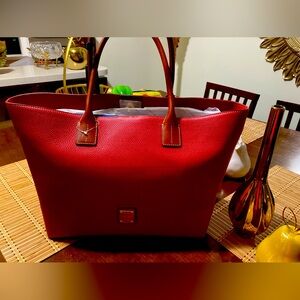 Beautiful Dooney&Bourke bag big and have a lot of space